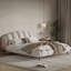 Lit plateforme tapissier très grand en chenille avec tête et pied de lit épais, conception élégante en forme de coquillage en beige