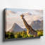 Toile, une girafe majestueuse se dresse contre un paysage vert éclatant, art mural-1459064954
