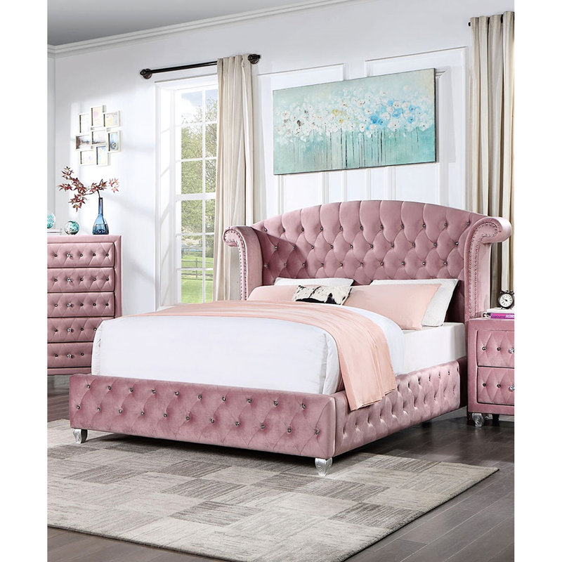Grand lit glamour en flanelle de rose avec capitonnage à boutons et pieds en tissu d'ameublement en suède
