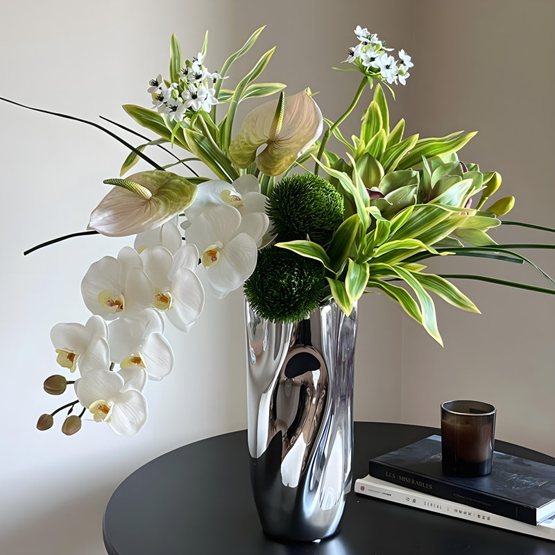 Ornements de fleurs simulées