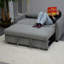 Lit en velours gris avec réglable, 2 sacs latéraux et coussins, fonction escamotable pour le salon, lit convertible moderne Barracks House, dossier, tissu, coussins à poches, salon