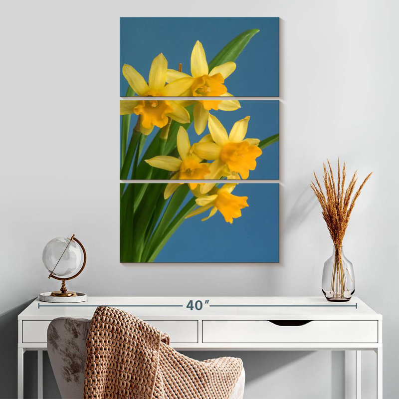 Jonquilles jaunes sur fond bleu Harnek, H 32 po x l 20 po