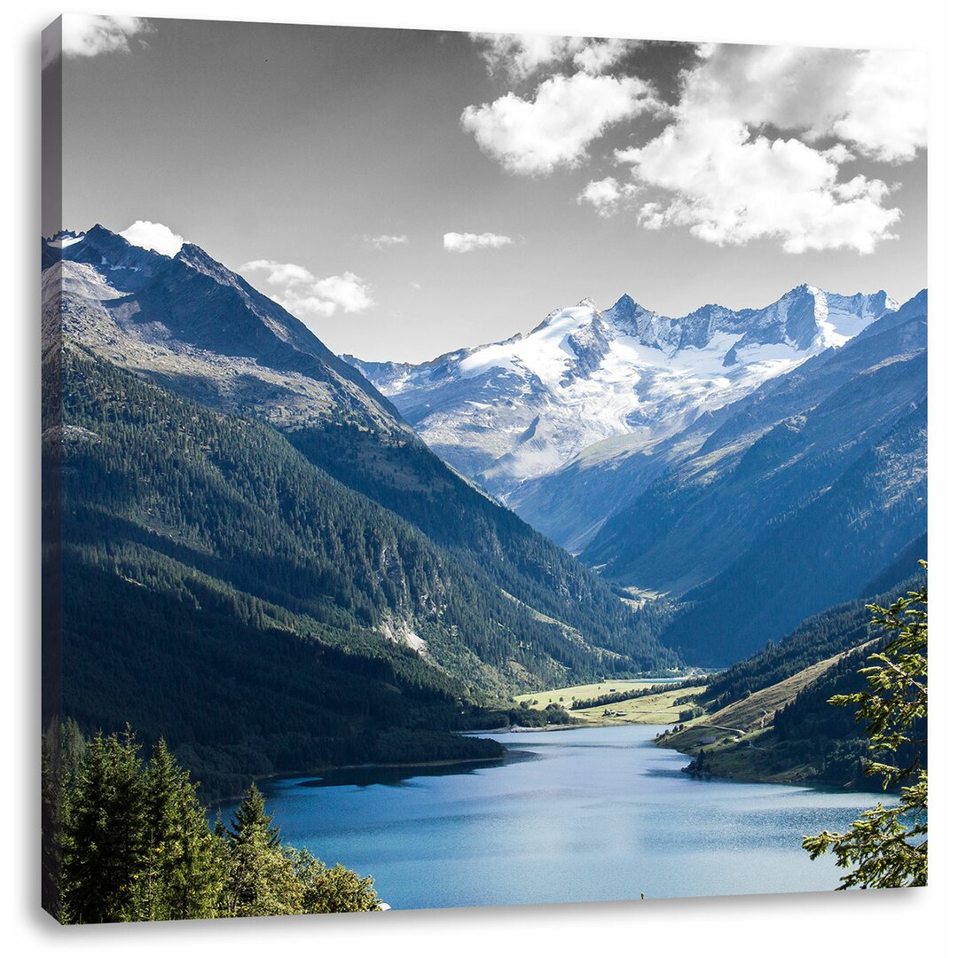 Leinwandbild Ruhiger See in verschneiter Berglandschaft