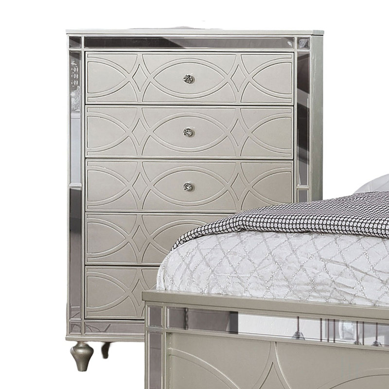 Commode contemporaine à finition argentée avec accents de miroir et boutons ronds en acrylique, pour des solutions de rangement élégantes.