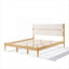Pour la chambre principale standard, une tête de lit tapissier de très grande taille en bois massif beige doux