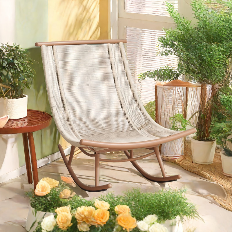 Chaise berçante moderne en rotin
