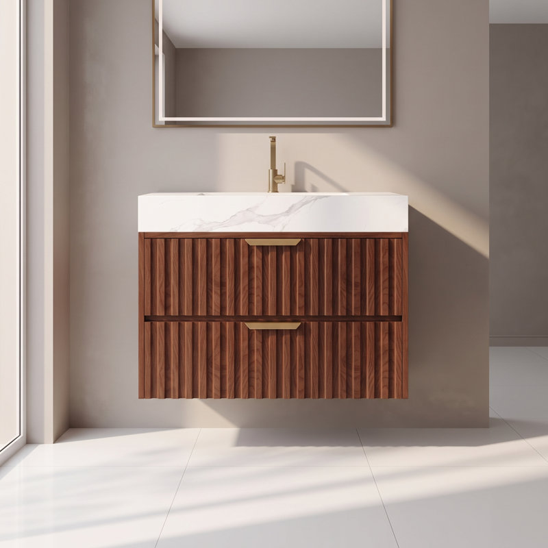 Meuble-lavabo mural simple de 76 cm (30 po) en noyer cannelé, avec lavabo en céramique et comptoir en pierre frittée blanche veinée.