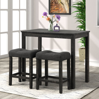 Ensemble de salle à manger gris, hauteur du comptoir, 3 tabourets avec rembourrage en mousse épaisse et table. Pieds robustes en bois d'hévéa. Comprend 2 tabourets. Rembourrage à boutons. Pieds. Dimensions : 105,4 cm (l) x 55,9 cm (p) x 91,4 cm (h). Table : 47 cm (l) x 30 cm (p) x 61 cm (h).
