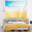 Paysage marin de longues vagues sur le sable sous une tapisserie bleu ciel-28499585