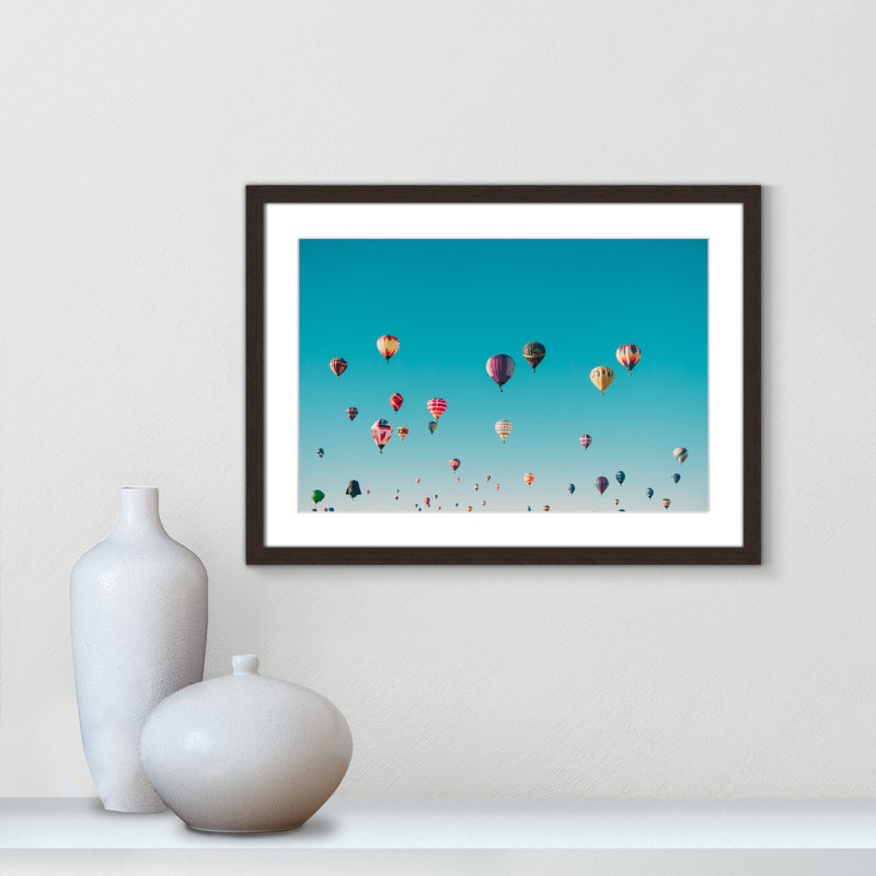 Estampe « Sky Symphony » d'Ian Dooley, H 17 po x l 23 po x P 1,25 po, Cadre de boîte en noyer, Blanc