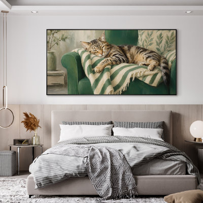 Très grand art mural imprimé sur tissu - Chat douillet endormi sur un canapé vert avec une scène intérieure neutre et douce pour le salon ou la chambre à coucher «Assemblage requis du cadre (cadre non fini)»