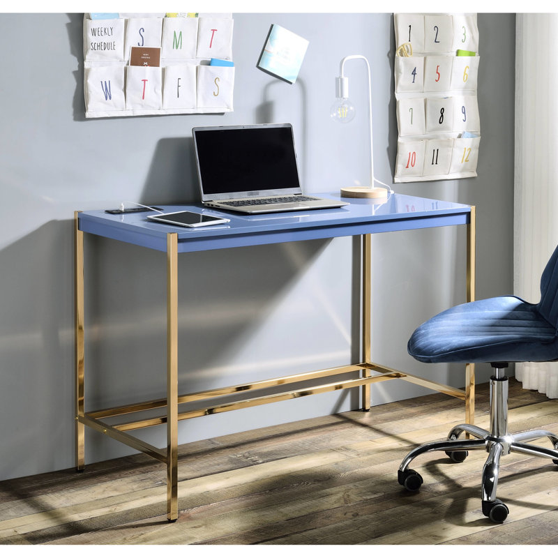 Bureau moderne en bleu marine et or avec ports Connectivité électrique intégrant les prises de courant pour améliorer la productivité du bureau
