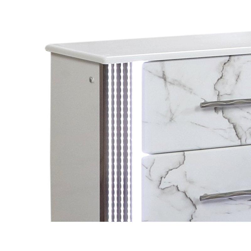 Table de chevet Desire - Façades de tiroirs d'inspiration marbre, éclairage latéral à DEL et garniture métallique pour un rangement de chevet glamour et pratique (inventaire CA)