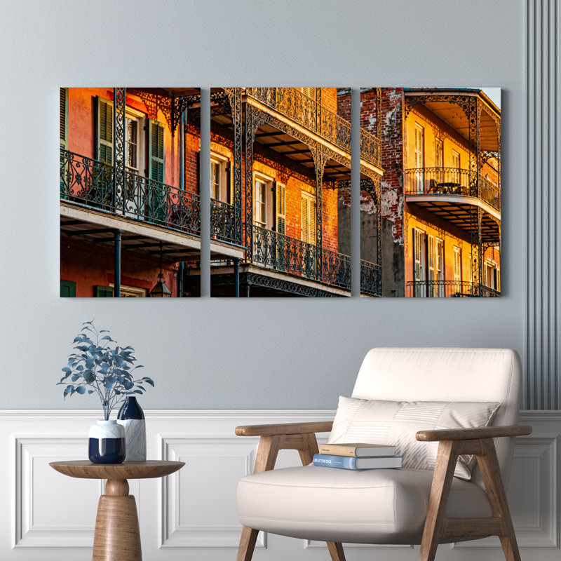 Ensemble de 3 tableaux sur toile représentant l'architecture des balcons de la Nouvelle-Orléans, H 30 po x l 60 po
