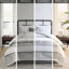 Literie en coton pleine grandeur. Blanc / gris Rayures verticales texturées. . Édredon surdimensionné. Comprend une jupe de lit et des coussins décoratifs. Édredon blanc avec gris texturé. Rembourrage. Jupe, taies décoratives-120945306