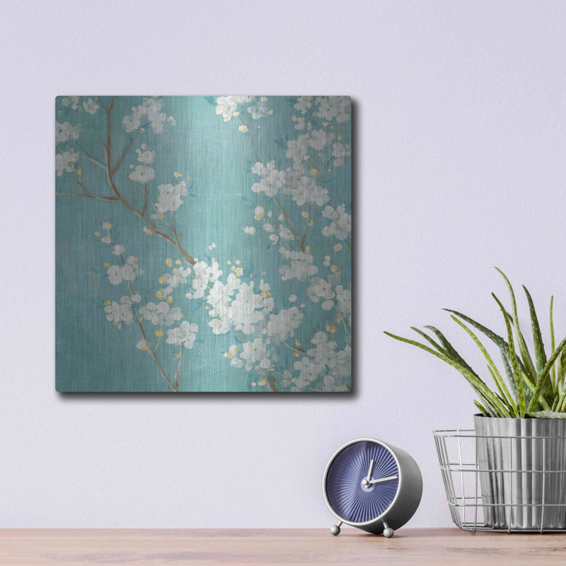 «White Cherry Blossom II On Blue» par Danhui Nai, H 12 po x l 12 po