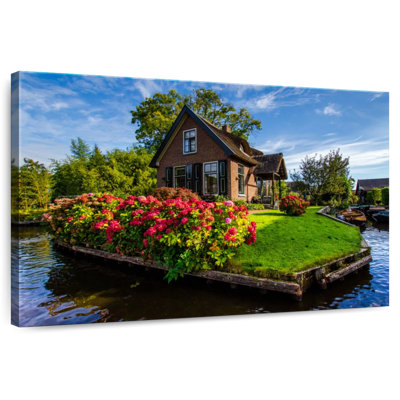 Alvord Giethoorn Island House