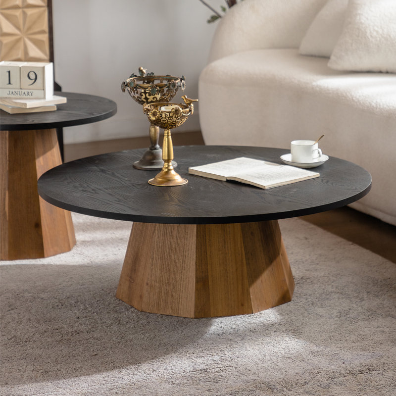 Table basse ronde avec base piédestal robuste, facile à assembler pour les salons modernes et les espaces confortables.