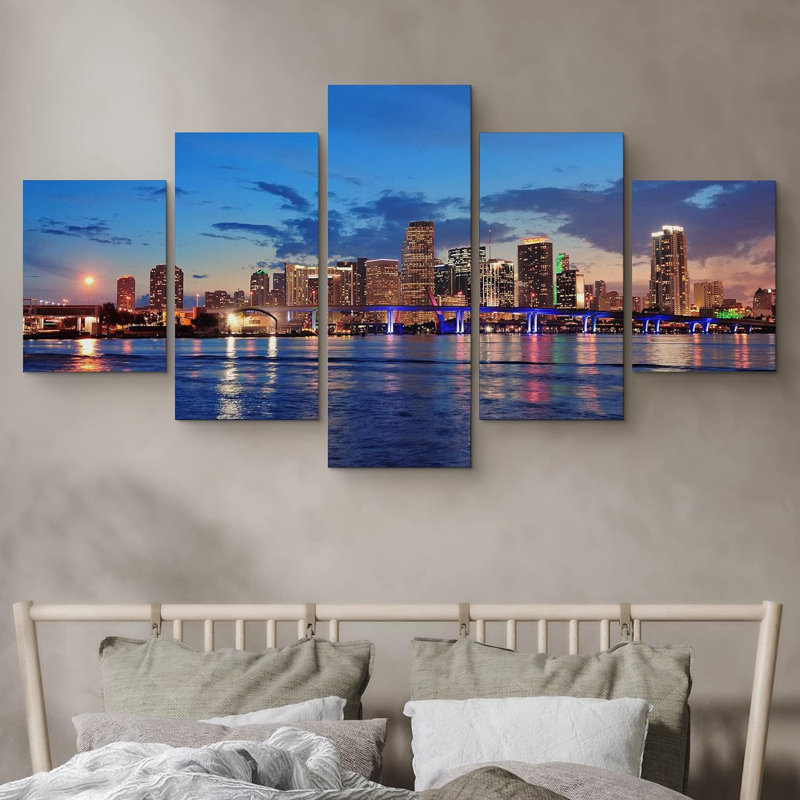 Architecture, horizon de Miami City au crépuscule avec gratte-ciel urbains et pont sur la côte, 5 pièces