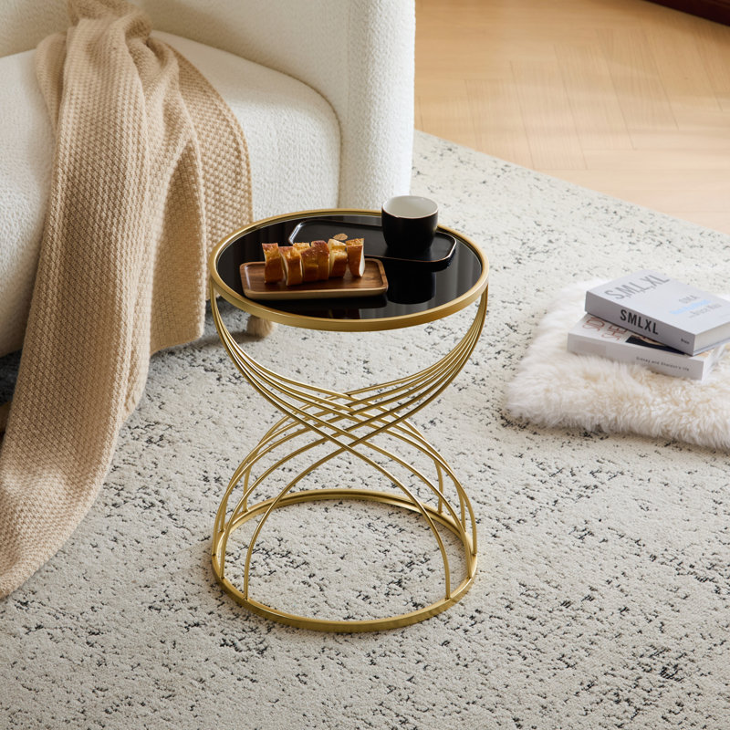 Élégante table d'appoint avec surface en miroir noir et support en métal doré surmonté d'un support robuste pour tout le monde