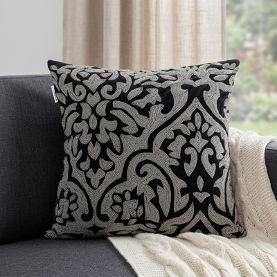 Coussin 18 "en velours damassé noir et argent avec perles