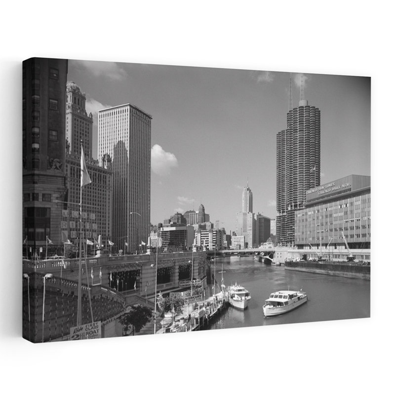 «1960S Chicago River From Michigan Avenue», Sun Times, bâtiment à droite et bateaux dans la rivière, H 40 po x l 60 po