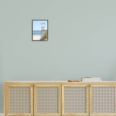 «Summer Beach Hut Clear Skies», estampe numérique par Kim Allen