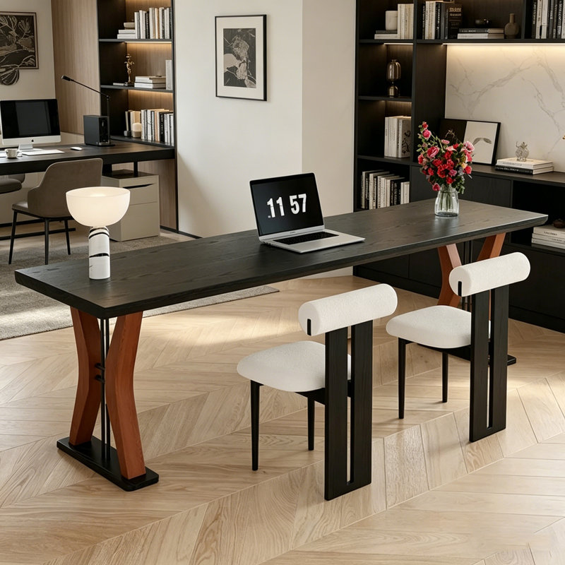 Long bureau d'ordinateur rectangulaire et chaises
