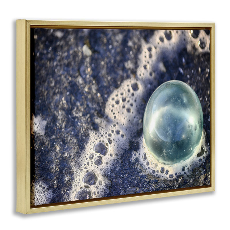  «Beach Beach» par Savanah Plank, H 25 po x l 31 po, Cadre flottant métallique doré