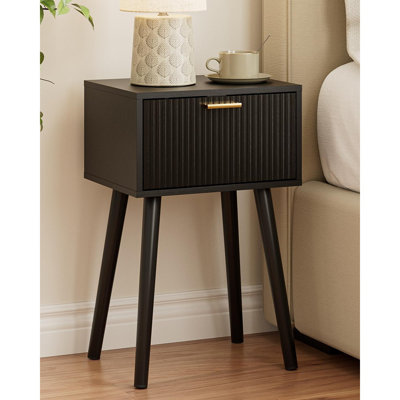 Petite table de chevet moderne avec porte cannelée de style Mid-Century moderne noir
