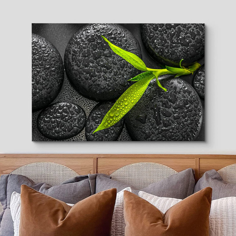 Grandes pierres zen lisses noires avec feuilles vertes - reproduction de photo sur toile tendue, H 12 po x l 18 po x 1,5 po