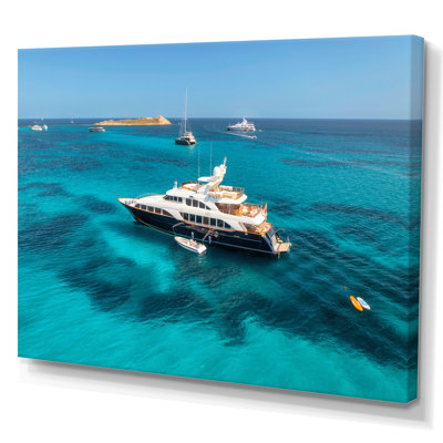 Yacht de luxe sur une aventure en eau libre - Imprimé