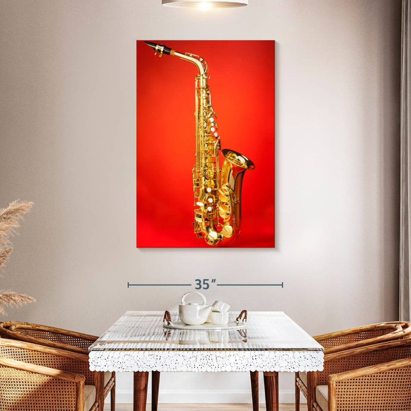 Saxophone sur fond rouge, H 48 po x l 32 po