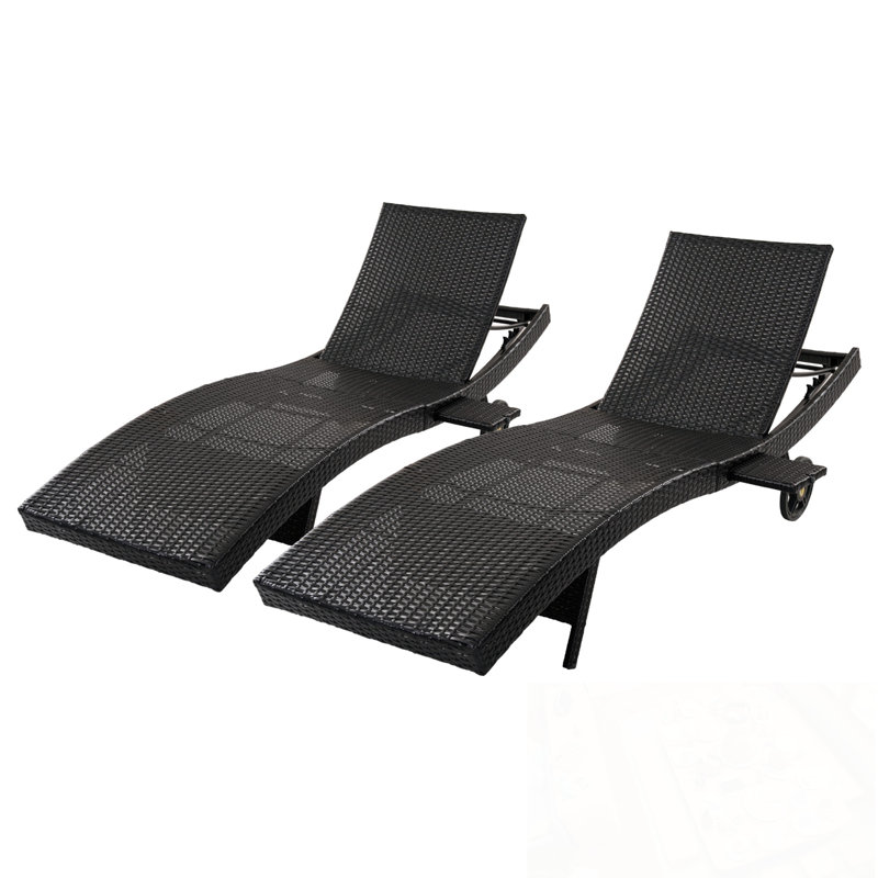 Ensemble de 2 chaises longues en osier de patio avec roulettes et table d'appoint, Noir et brun