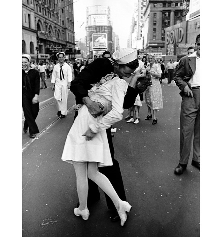 S'embrasser le jour de la VJ - Times Square - 14 aout 1945, H 18 po x l 13 po