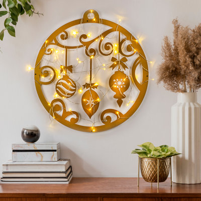 Accessoire mural décoratif élégant en métal doré, 23,6 po x 25,2 po | 100% métal, épaisseur: 0,05 pouce | Fixation murale facile avec pièce de suspension incluse, à piles (3 AA), parfaite pour la décoration intérieure et les murs décoratifs