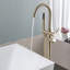 Robinet de baignoire à fixation au sol en or brossé - Robinet de baignoire autoportant avec douche à main et débit de conception tendance dans un processus de fabrication avancé-120883144