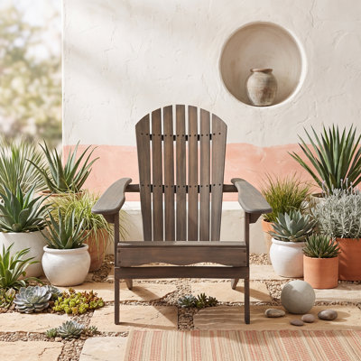 Chaise en bois avec dossier et accoudoirs
