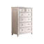 Détails artistiques de la commode en bois clair cuivré