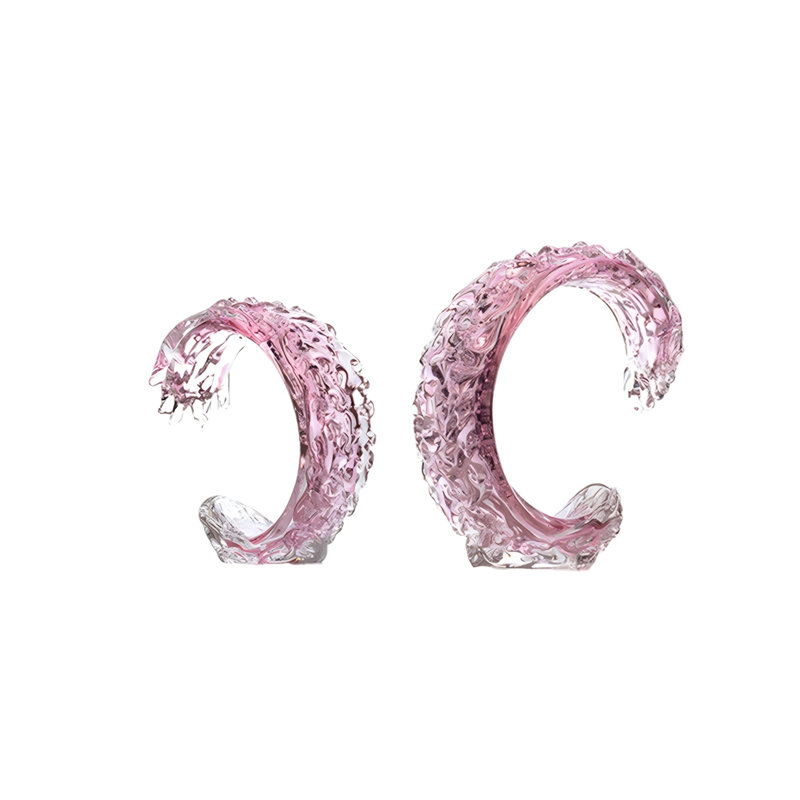 Une paire d'ornements modernes en cristal de luxe rose clair