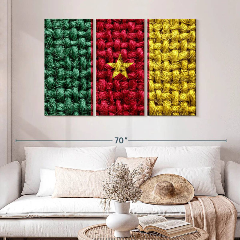 Tissage de paille avec le drapeau camerounais, H 32 po x l 50 po