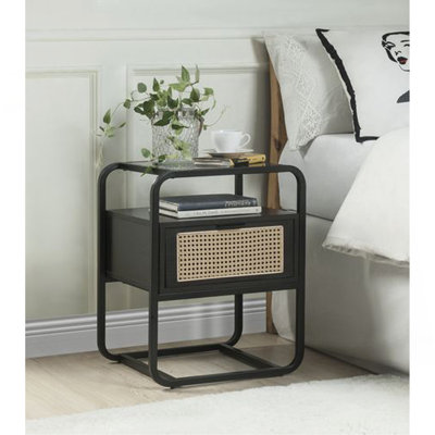 Charmante table d'appoint en métal avec insert en rotin pour espaces élégants