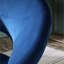 Chaise rembourrée en velours bleu avec structure sécurisée de couleur dorée-228623717