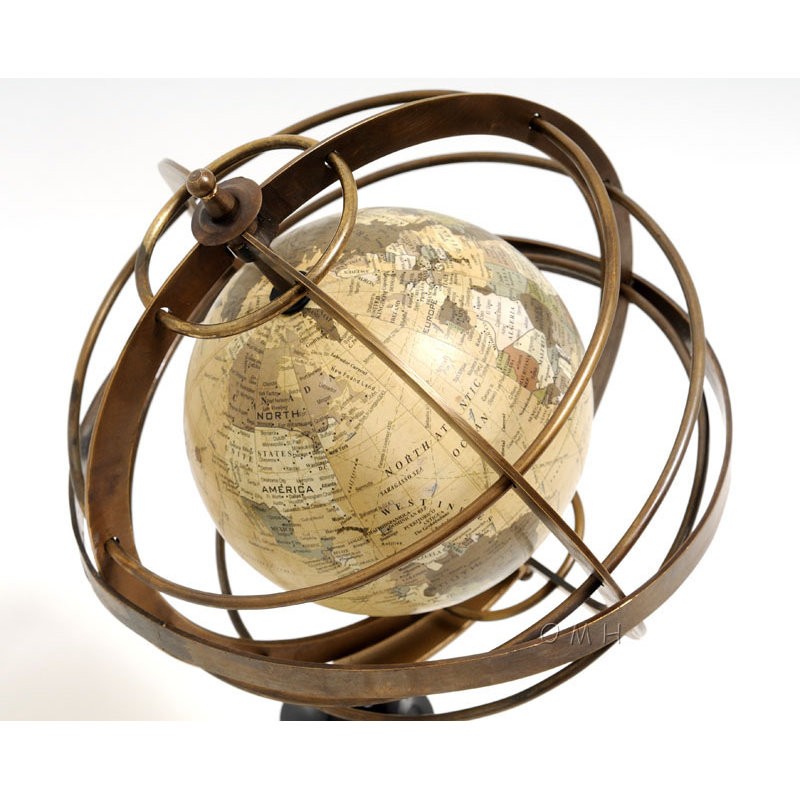 Globe terrestre dans des anneaux en laiton