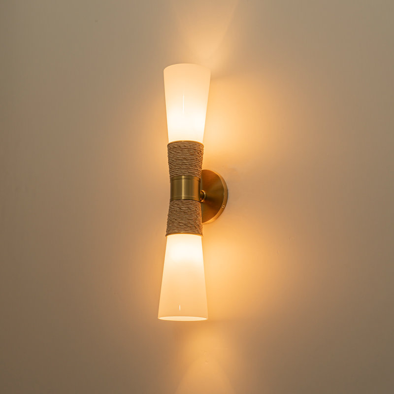Luminaire campagnard moderne 2 lumières, abat-jour en verre opale blanc avec détails en laiton, corde de jute rustique, monture réversible, H 20 po