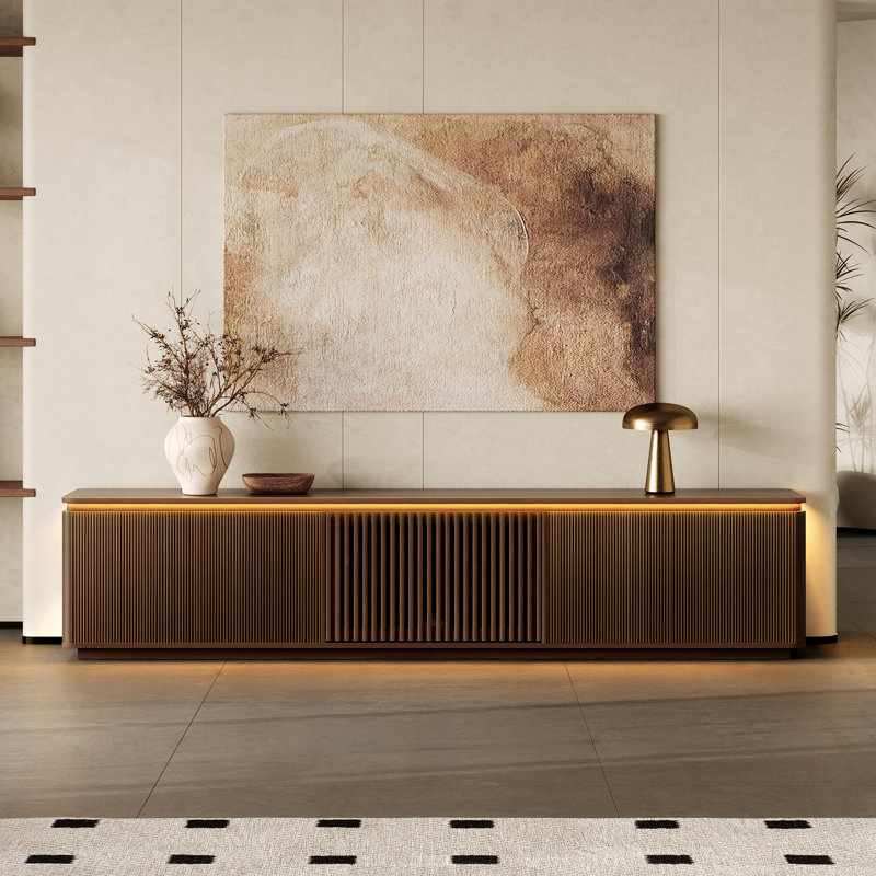 Meuble télé moderne de 240 cm (94,5 po) avec éclairage d'ambiance, portes cannelées et étagères réglables, console multimédia avec gestion des câbles, fini noyer.