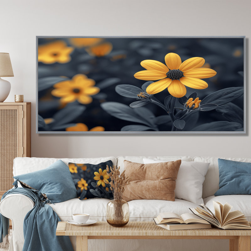 Fleur de cerisier jaune et jaune I - Daisy, Toile argentée avec cadre flottant, H 28 po x l 60 po x P 1,5 po