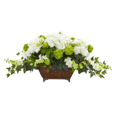 Agencements de fleurs mélangées et de pots de fleurs dans un pot de fleurs