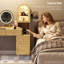 Coiffeuse moderne avec éclairage réglable à 3 couleurs et 3 tiroirs, table de maquillage arquée avec station de recharge et 3 tablettes de rangement-603393686