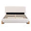Grand lit tapissier rembourré, tissu blanc élégant, centre de chambre luxueux et confortable-563121693